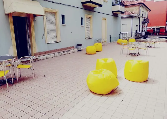 Ideale Young People Under 40 Hotell 2*