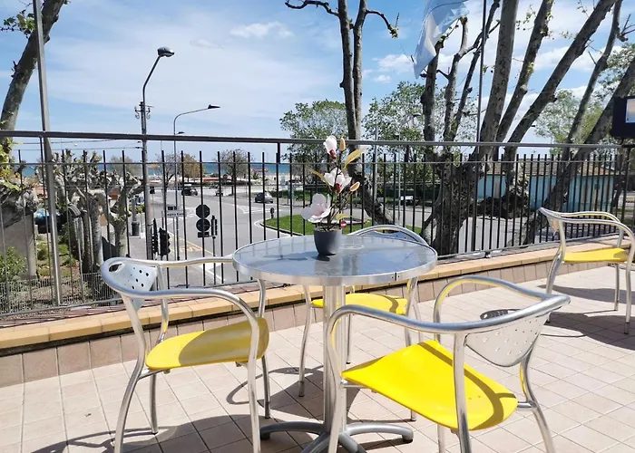 Ideale Young People Under 40 מלון 2*