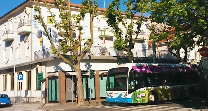 Ideale Young People Under 40 מלון