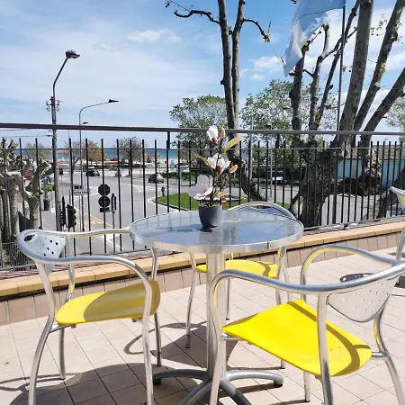 Ideale Young People Under 40 Otel 2*