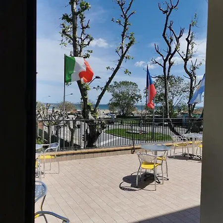 Ideale Young People Under 40 Otel