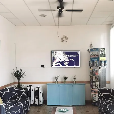 Ideale Young People Under 40