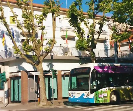 Ideale Young People Under 40 Otel